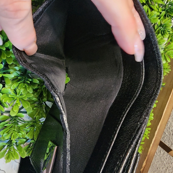 GUC Gucci G Clasp Compact Leather Wallet - Picture 10 of 16